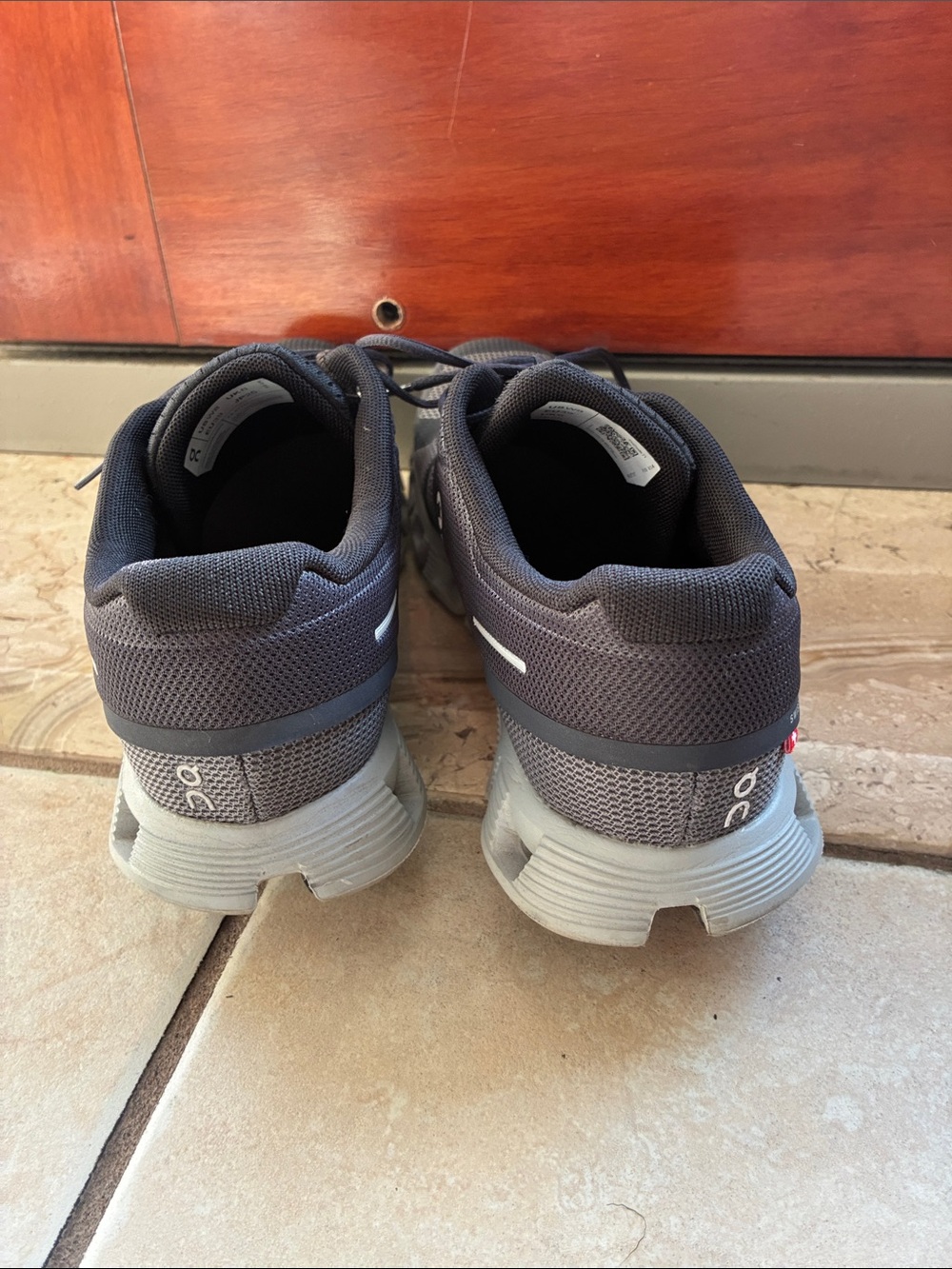 Women’s On Clouds - size 8 - Picture 5 of 9